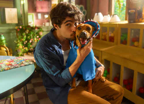 Rafael Vitti und Hund Caramelo im Film (2025)