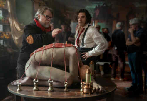 Oscar Isaac als Victor Frankenstein in Frankenstein (2025)