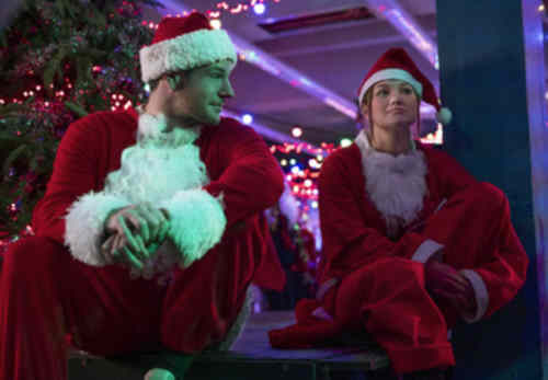 Olivia Holt und Connor Swindells in Jingle Bell Heist – Der große Weihnachtsraub (2025)